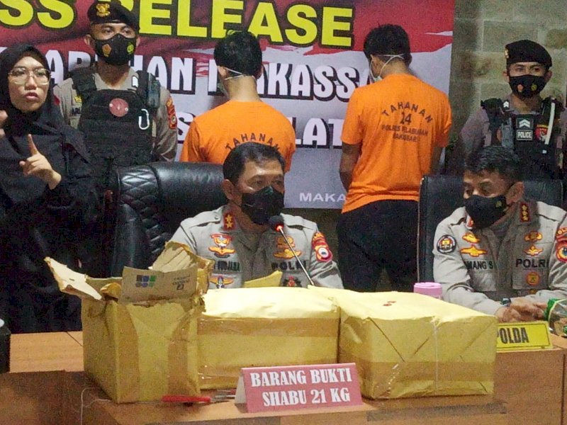 Kapolda Sulsel Irjen Pol Nana Sudjana memberi keterangan pers sore tadi.