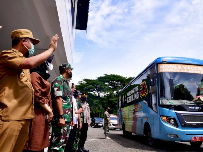 Plt Gubernur Sulsel Andi Sudirman Sulaiman melepas 1.000 tenaga kesehatan yang tergabung dalam tim Mobile Vaksinator ke beberapa daerah.