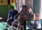 Bupati Lutra Serahkan Kursi Roda dan Tongkat 2 Warga yang Alami Stoke