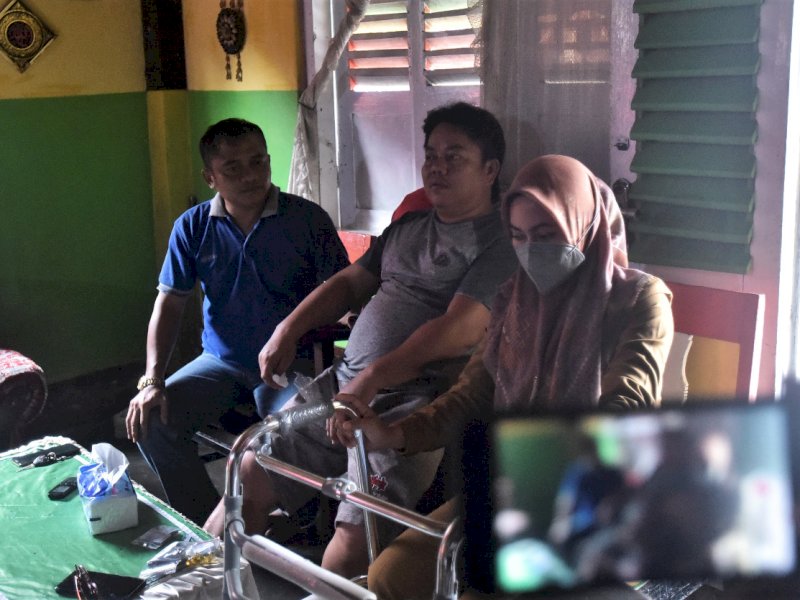Bupati Lutra Indah Putri Indriani menyerahkan kursi roda kepada 2 warga yang terkena stroke.