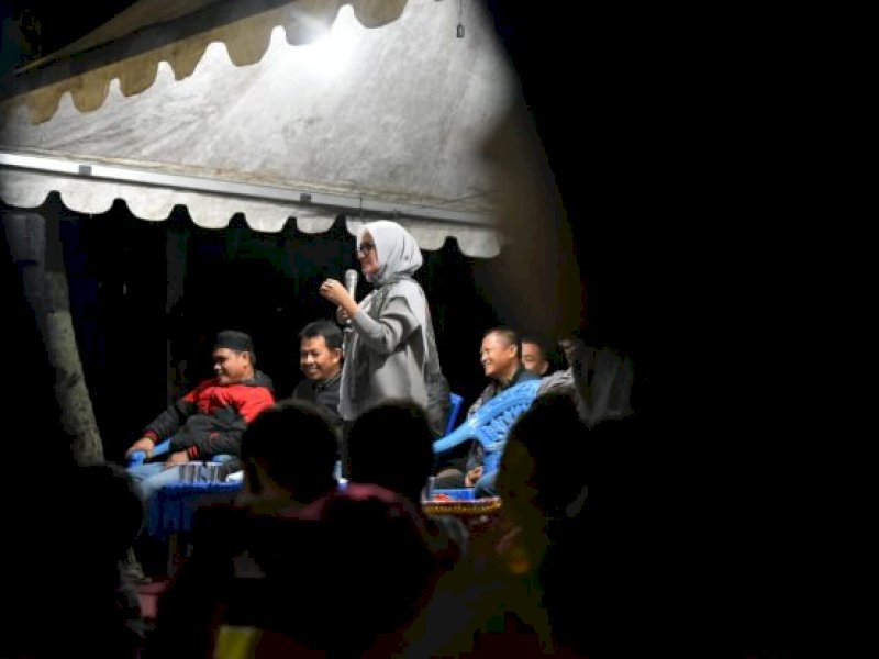 Bupati Lutra Indah Putri Indriani dalam program Semalam di Desa sebelum pandemi Covid.