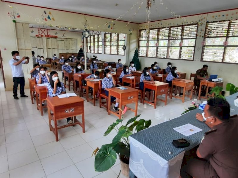 Program Jaksa Masuk Sekolah di SMPN 2 Saluputti, Tator.
