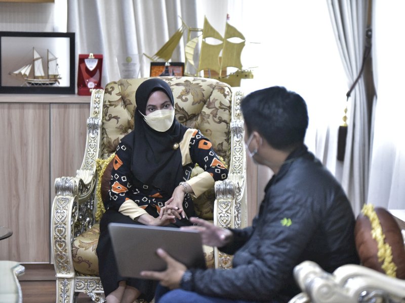 Bupati Lutra Indah Putri menerima CEO Bobobox Indra Gunawan.