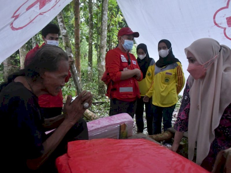 Bupati Lutra Indah Putri Indriani menemui Kakek Nyahmun dan akan membantu membangun rumahnya.