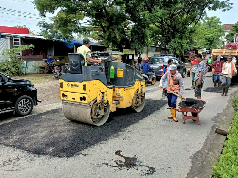 Pemeliharaan ruas jalan Hertasning-Aroepala yang dilakukan hari Sabtu (12/2/2022).