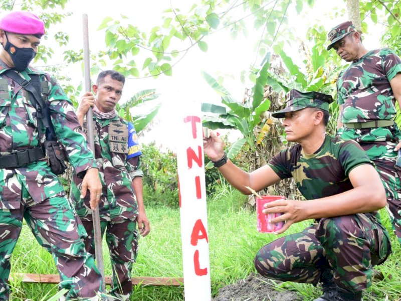 TNI AL  menancapkan patok pembatas tanah di atas lahan seluas 500 ha di Desa Salekoe Kecamatan Malangke, Luwu Utara, Sabtu (12/02/2022).
