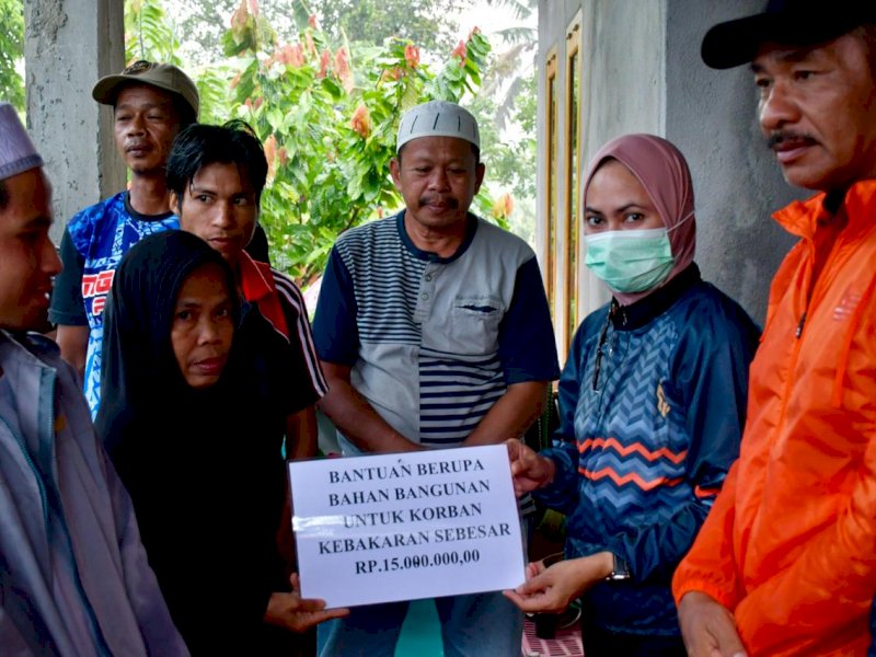 Bupati Luwu Utara Indah Putri Indriani mengunjungi dua korban kebakaran, Minggu (13/02/2022). 