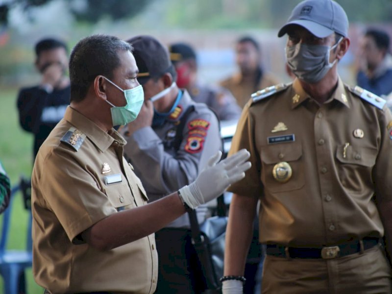 Bupati Wajo Amran Mahmud (kiri)