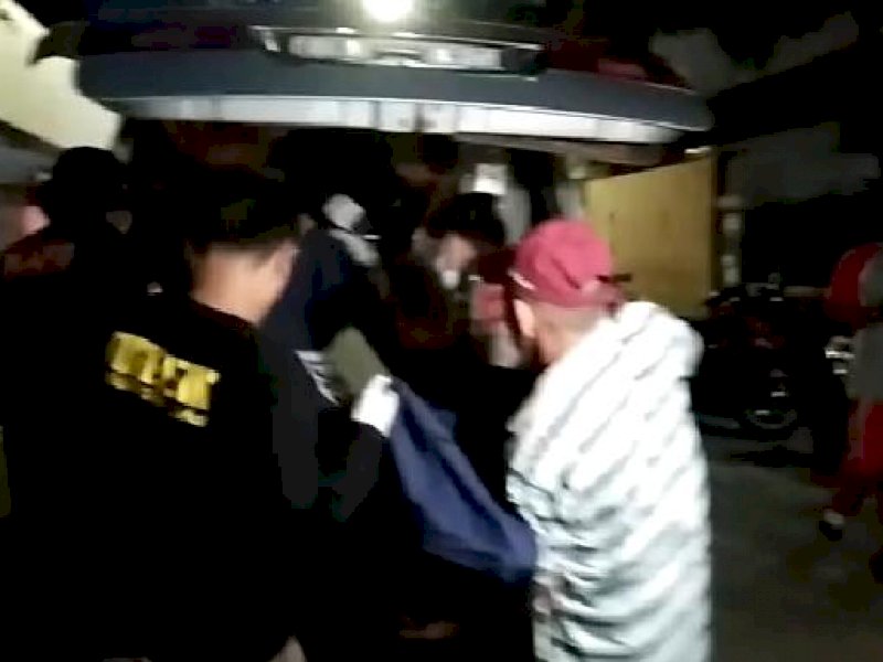 Proses evakuasi jasad kakek 74 tahun yang ditemukan tewas di kamar kos teman wanitanya di Jalan Veteran Utara Kota Makassar.