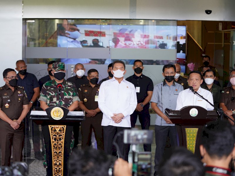 Jampidsus Kejagung memberi keterangan pers terkait kasus pengadaan satelit slot orbit.