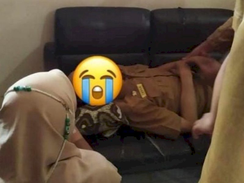 Korban saat ditemukan terbaring tak sadarkan diri di sofa di kantor Pemkab Maros.