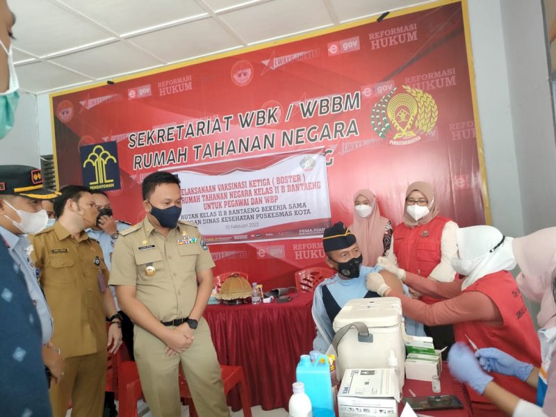 Bupati Bantaeng Ilham Azikin memantau pelaksanaan vaksinasi booster di Lapas Bantaeng.