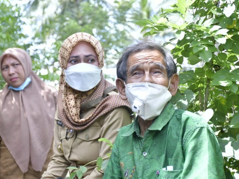 Bupati Luwu Utara Indah Putri Indriani saat mengunjungi kediaman Suwarjiman, Selasa (15/2/2022).