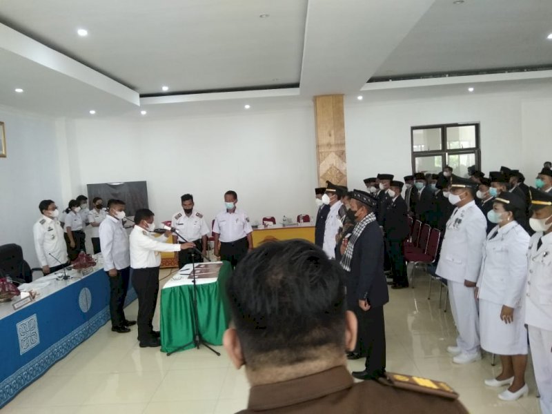 Bupati Torut Yohanis Bassang melantik pejabat di lingkungan Pemkab Torut, Rabu (16/2/2022).