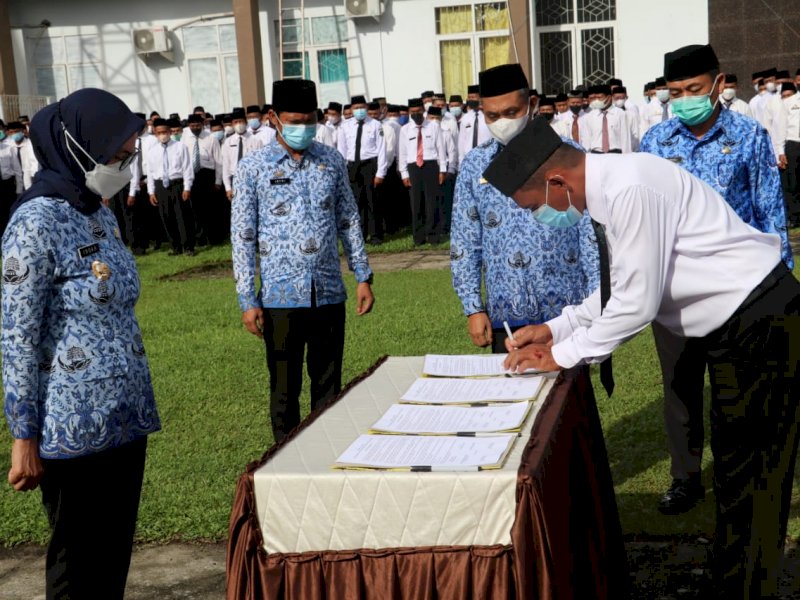 Sebanyak 367 kepala sekolah di Kabupaten Luwu Utara dikukuhkan oleh Bupati Indah Putri Indriani, Senin (17/2/2022).  
