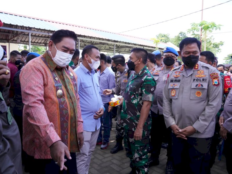 Sekprov Sulsel Abdul Hayat Gani bersama forkopimda mengikuti vaksinasi massal di Takalar.