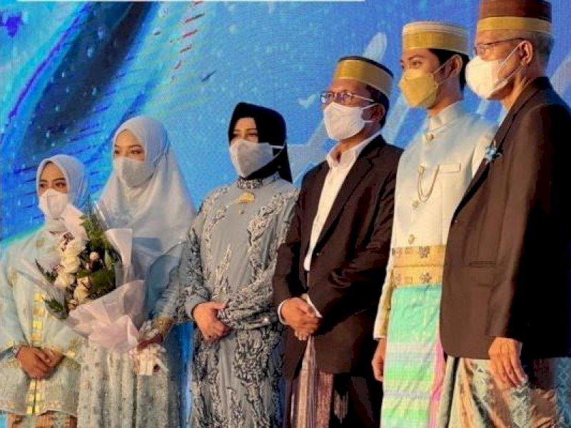 Prosesi lamaran Aura sendiri digelar di kediaman pribadi Danny, Jl. Amirullah, Makassar, pada Sabtu (19/02/2022) pagi