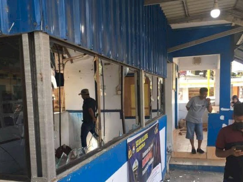 Pos polisi Polres Sinjai yang dirusak oknum TNI.