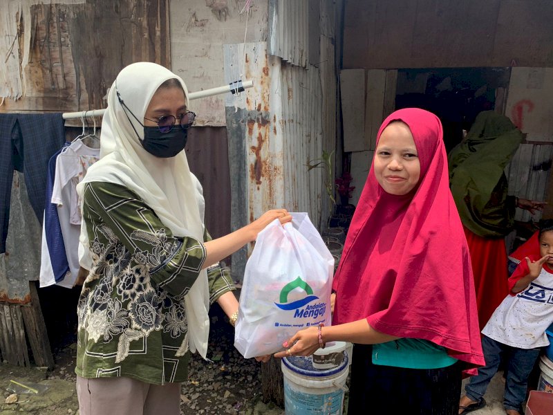 Andalan Mengaji Pemprov Sulsel membagikan paket sembako untuk warga Makassar.