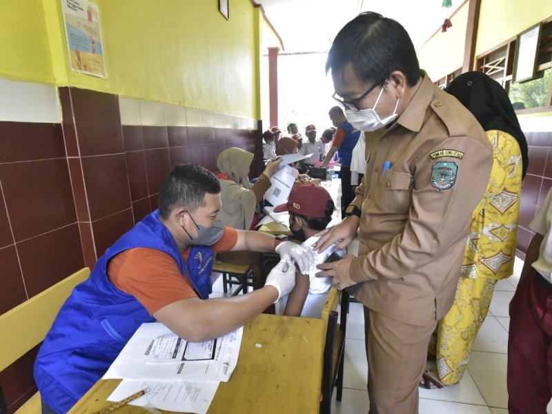 Wakil Bupati Luwu Utara Suaib Mansur meninjau langsung kegiatan vaksinasi di UPT SD Rampoang Kecamatan Tana Lili.