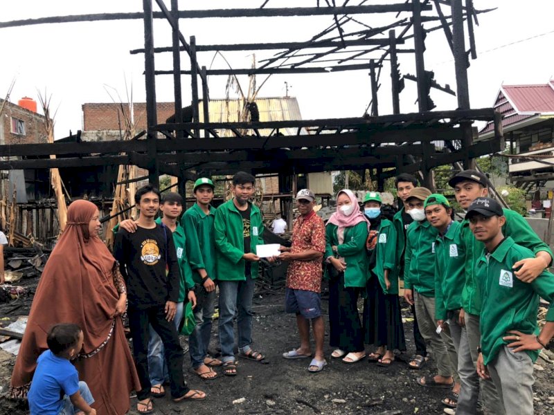 Mahasiswa Universitas Islam Negeri (UIN) Alauddin Makkassar menyerahkan bantuan untuk korban kebakaran di Kelurahan Rijang Pittu Sidrap.