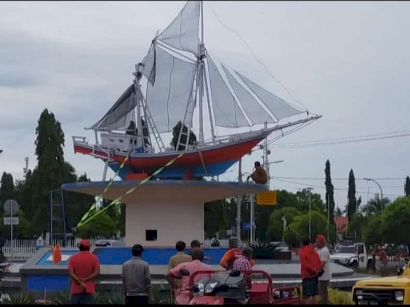Miniatur perahu Pinisi yang sempat roboh diterjang angin kini kembali berdiri.