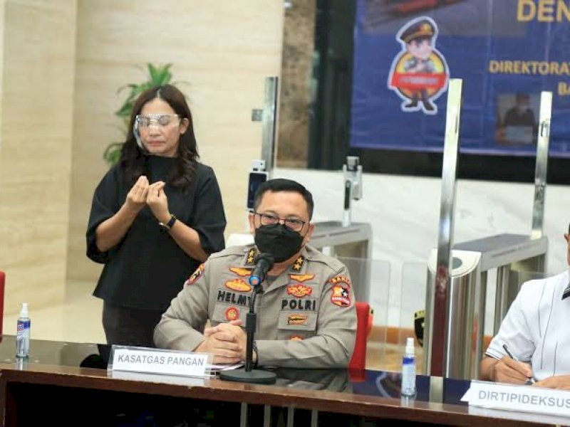 Polisi Bongkar Penimbunan 61 Ton Minyak Goreng di Makassar