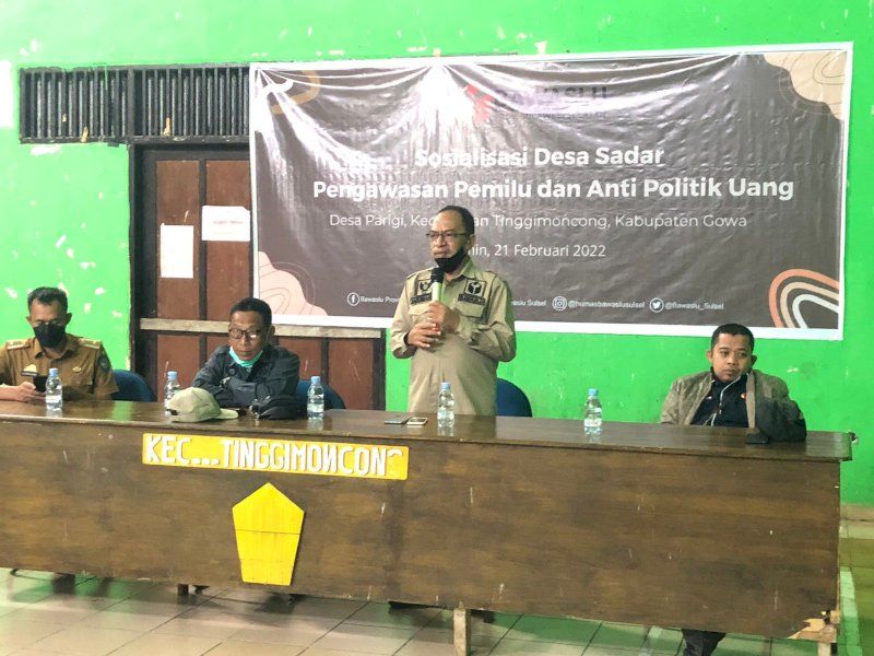Bawaslu melakukan sosialisasi desa anti politik uang, di Aula Kantor Camat Tinggimoncong, Kabupaten Gowa, Senin (21/02/2022).