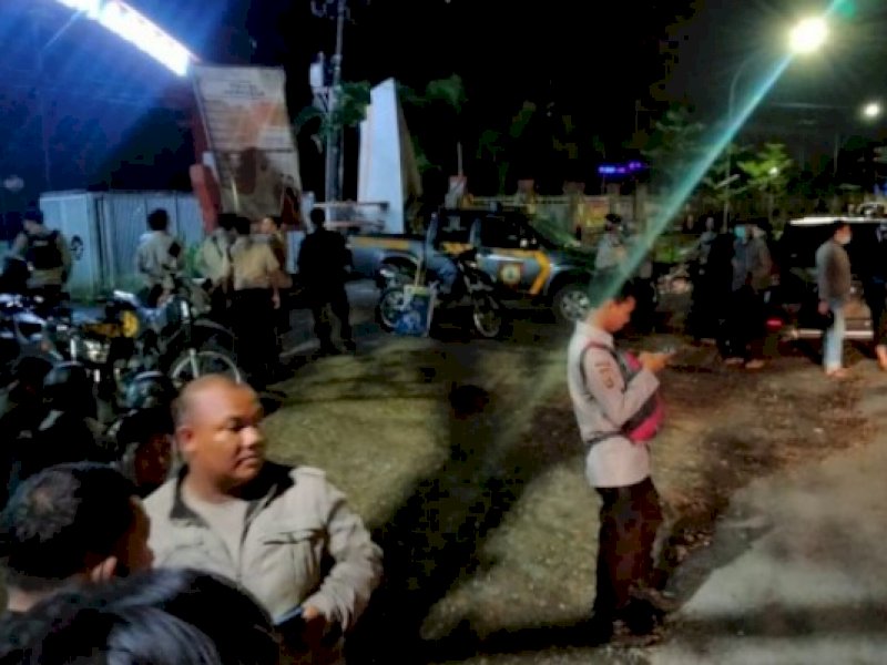 Aparat Kepolisian melakukan penjagaan di sekitar lokasi Kampus pasca saling serang antar mahasiswa di UNM.