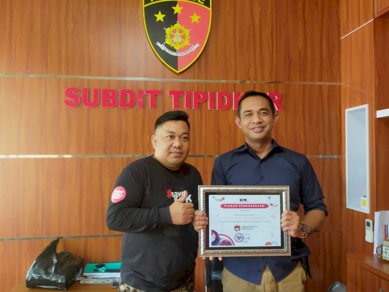 Kasubdit III Direktorat Reserse Kriminal Khusus Polda Sulsel, Kompol Fadli bersama Direktur Laksus Muh Ansar.