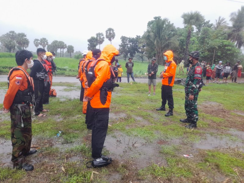 Tim SAR melakukan pencarian korban yang hilang terseret arus di Jeneponto.