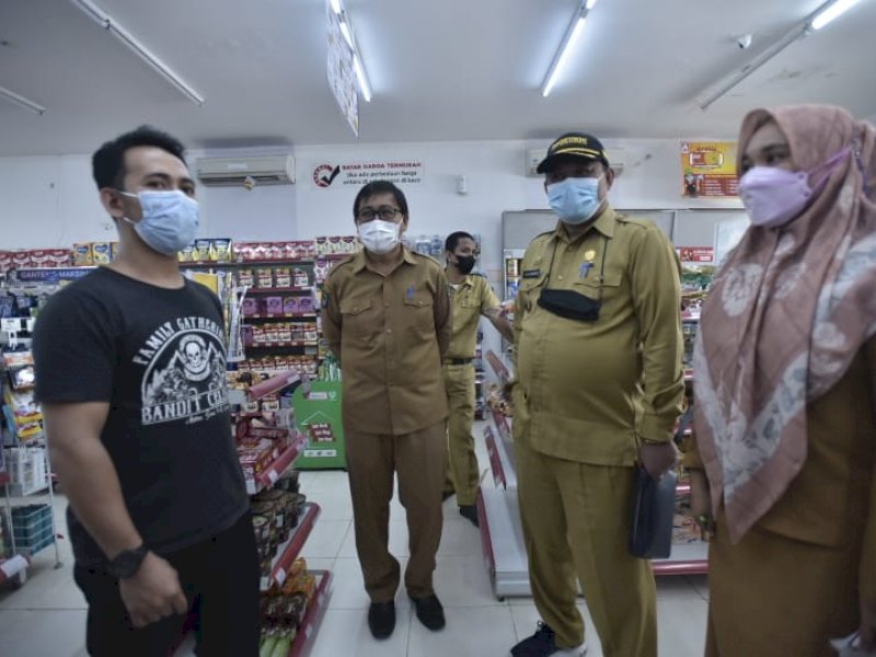 Wabup Lutra Suaib Mansur melakukan sidak minyak goreng di sejumlah minimarket.