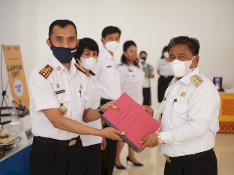 Penyerahan Daftar Isian Pelaksanaan Anggaran (DIPA) oleh Bupati Toraja Utara kepada perwakilan OPD.