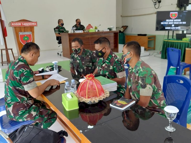 Komandan Kodim 1409/Gowa Letkol Inf Prasetyo Ari Wibowo menerima tim Wasum Itdam XIV/Hasanuddin di Ruang Transit Makodim 1409/Gowa, Rabu (23/02/2022).