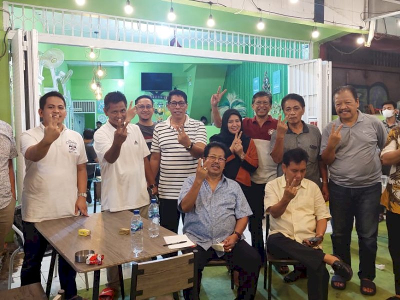 Yasir Machmud (kanan) foto bersama saat bertandang di Green Cafe 22, Jalan Andi Tonro, Makassar, Sulsel, Kamis (24/02/22) malam.