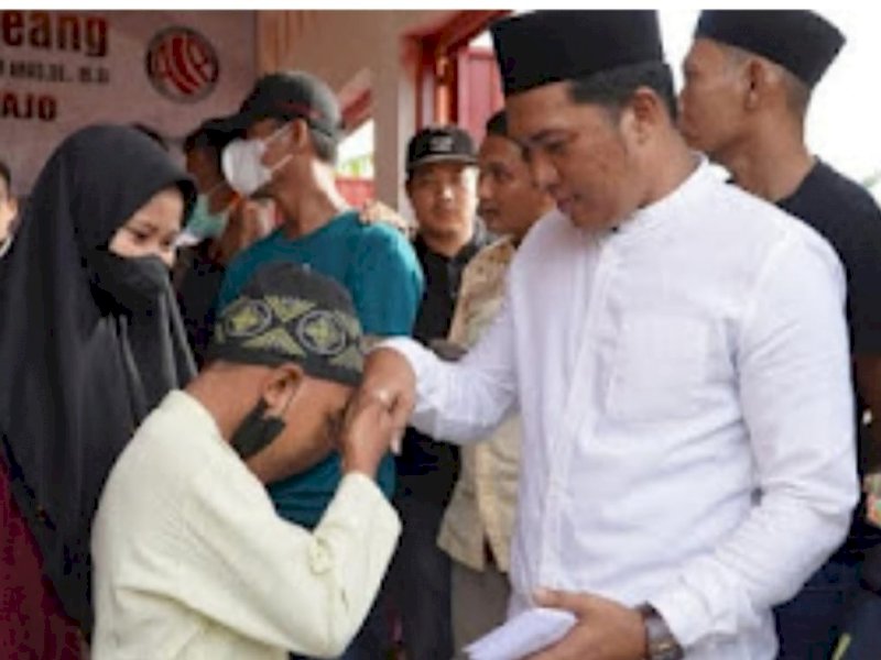 Ketua Roemah Djoeang AIA Sulawesi Selatan, Sultan Tajang memberikan santunan kepada ratusan anak yatim piatu di Kabupaten Wajo, Jumat (25/2/2022).