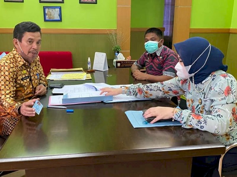 Kabid Persandian, Purnama Indriawaty, saat mengambil spesimen tanda tangan sejumlah pejabat.