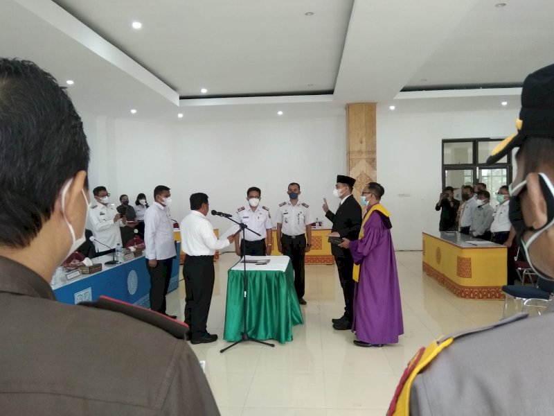 Bupati Toraja Utara Yohanis Bassang melantik Direktur Perusahaan Umum Daerah (Perumda) Air Minum Toraja Utara, Moses Limbongan, Rabu (2/3/2022).