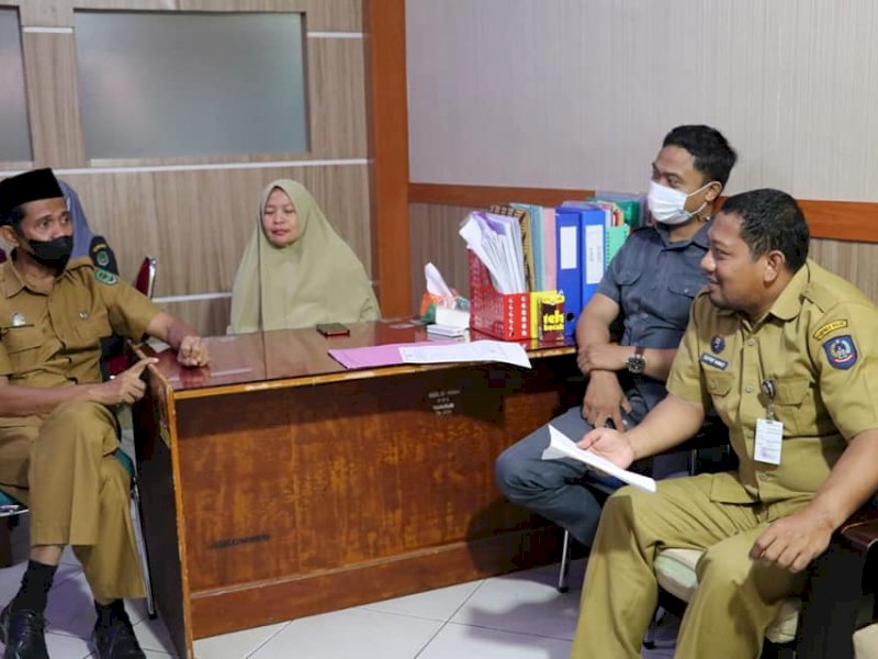Kadis Kominfo-SP Luwu Utara, Arief R Palallo, saat menerima kunjungan kerja Fungsional Sandiman Ahli Muda Bidang Persandian Diskominfo-SP Provinsi Sulawesi Selatan.