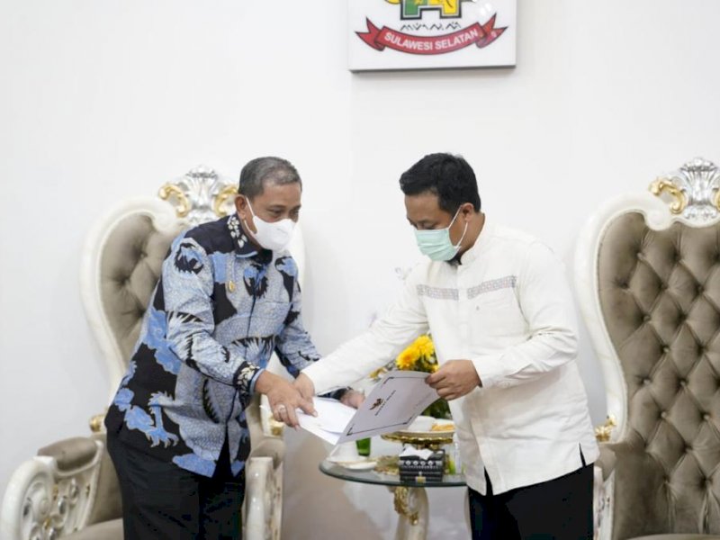 Plt Gubernur Sulsel Sudirman Sulaiman menerima kedatangan Bupati Wajo Amran Mahmud, Rabu malam (2/3/2022).