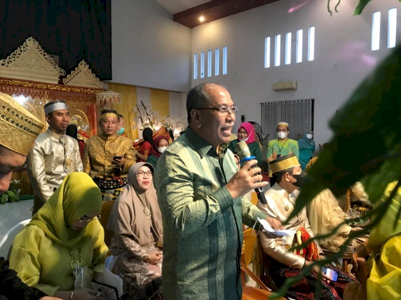 Ilham Arief Sirajuddin (IAS) menghadiri resepsi pernikahan putri Ketua Dewan Mesjid Indonesia (DMI) Kabupaten Bulukumba H Andi Muttamar Mattotorang.