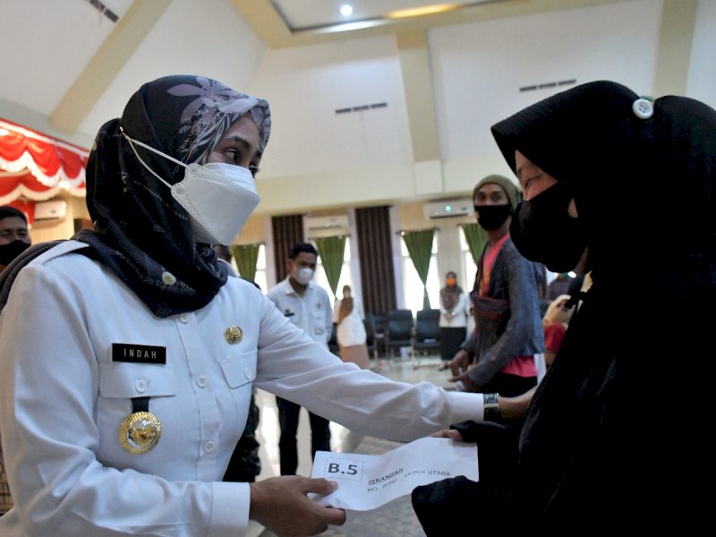 Bupati Luwu Utara Indah Putri Indriani menyerahkan huntap kepada penyintas banjir bandang.