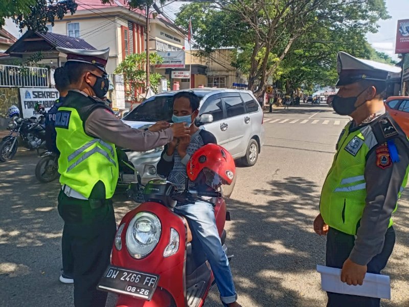 Satlantas Polres Bone menggelar pembagian masker ke ratusan pengendara.