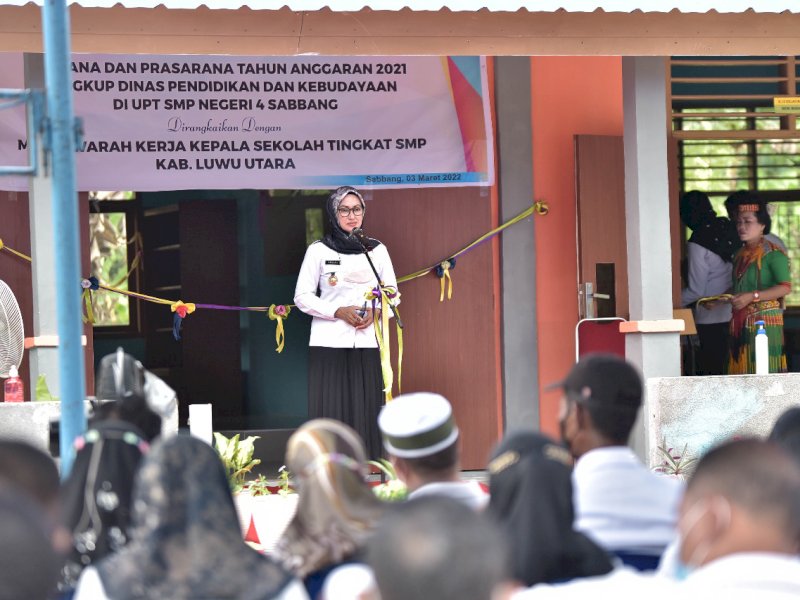 Bupati Luwu Utara Indah Putri Indriani meresmikan&nbsp;sarana dan prasarana di lingkup Dinas Pendidikan dan Kebudayaan