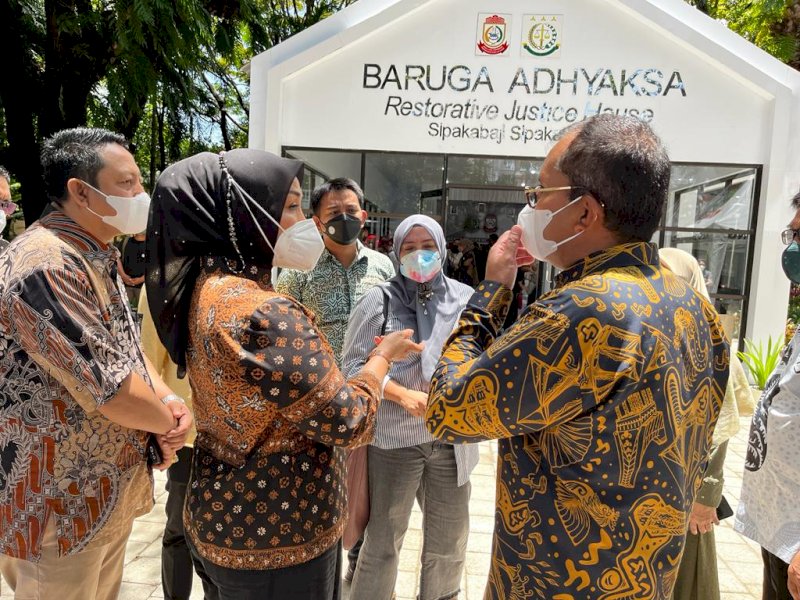 Wali Kota Makassar Moh Ramdhan Pomanto didampingi Kadis PU Zuhaelsi Zubir meresmikan Baruga Restorative Justice.