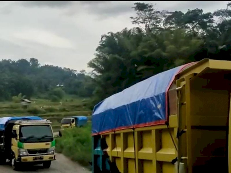 Aktivitas truk pengangkut material tambang di Tapparan. 