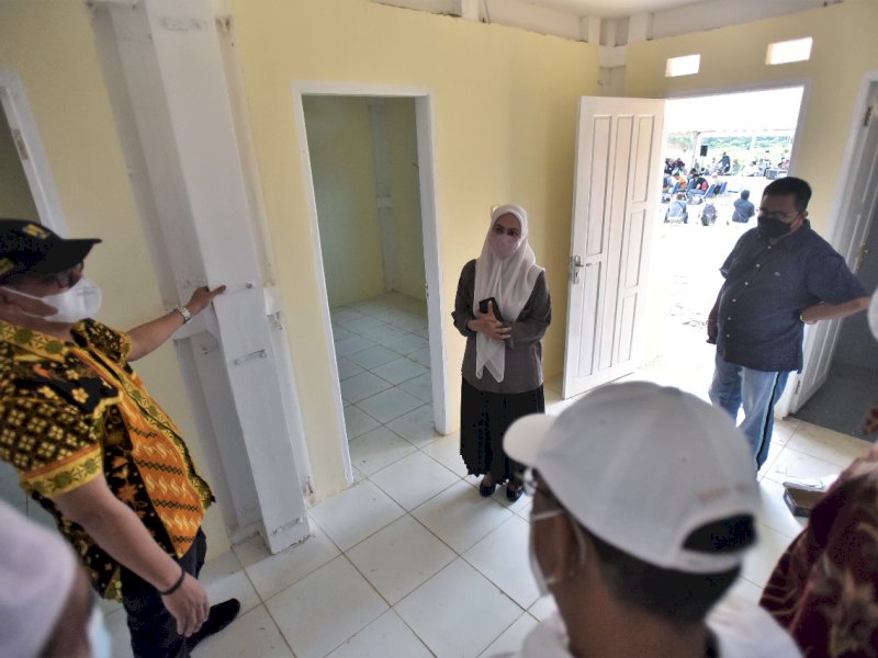 Bupati Lutra Indah Putri Indriani meninjau huntap yang akan diserahkan ke warga. 