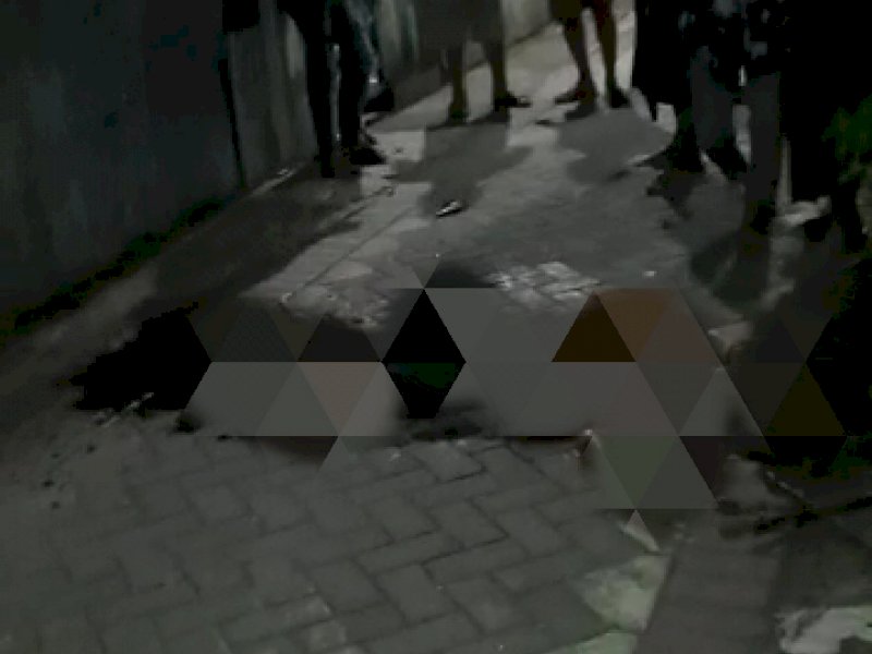 Jenazah korban tergeletak di jalan bersimbah darah.