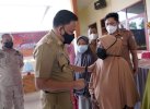 Ilham Azikin Salurkan Bantuan untuk 68 Korban Angin Kencang Bantaeng