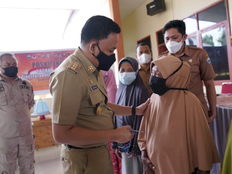 Bupati Bantaeng Ilham Syah Azikin menyerahkan bantuan sosial bagi korban bencana kebakaran dan angin kencang di Desa Pa'jukukang, Kecamatan Pa'jukukang.